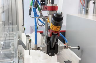 Automatischer-Schraubengeber-Schraubstation-LSA-Automation