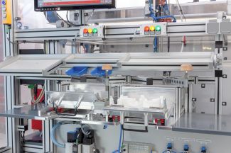 Ergonomische-Bedienerschnittstelle-Parallelbearbeitung-LSA-Montageautomation